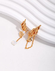 Dancing Butterfly Asymmetric Earrings_Vintage Gold
